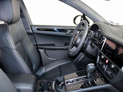 Certified 2025 Porsche Macan image 27