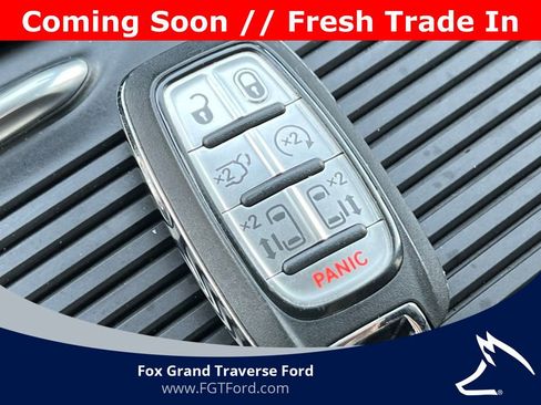 Used 2025 Chrysler Pacifica Limited FWD image 32