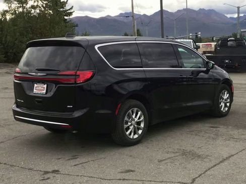 New 2026 Chrysler Pacifica Select image 8