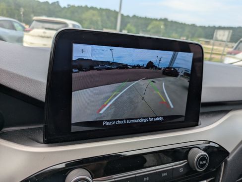 Used 2022 Ford Escape SE w/ SE Sport Appearance Package image 18