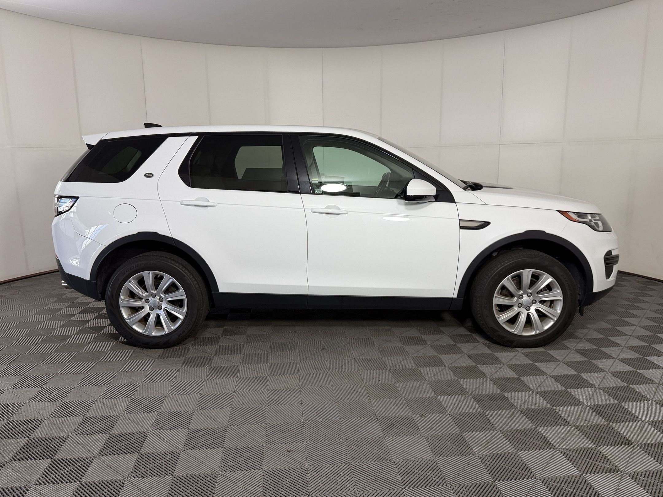 Used 2019 Land Rover Discovery Sport SE AWD/4WD image 8