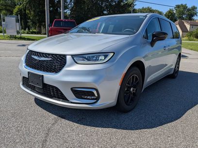 Used 2024 Chrysler Pacifica Touring-L