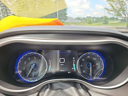 Used 2023 Chrysler Pacifica Touring-L FWD image 21