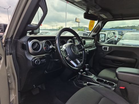 Used 2020 Jeep Gladiator Overland AWD/4WD image 14