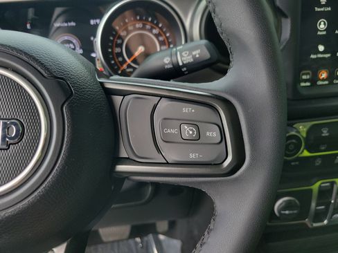 Used 2023 Jeep Gladiator Willys AWD/4WD image 30