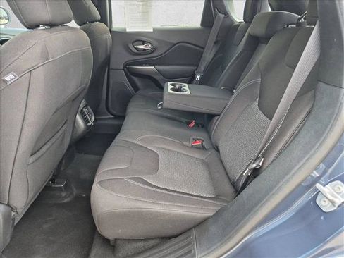 Used 2019 Jeep Cherokee Latitude w/ Popular Appearance Group FWD image 18