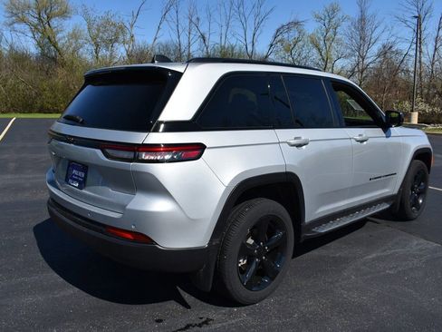 Used 2024 Jeep Grand Cherokee Altitude AWD/4WD image 5