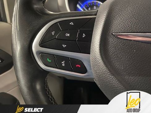 Used 2023 Chrysler Pacifica Touring-L FWD image 9