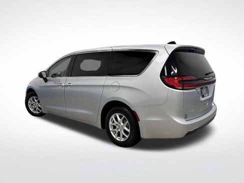 Certified 2023 Chrysler Pacifica Touring-L image 3