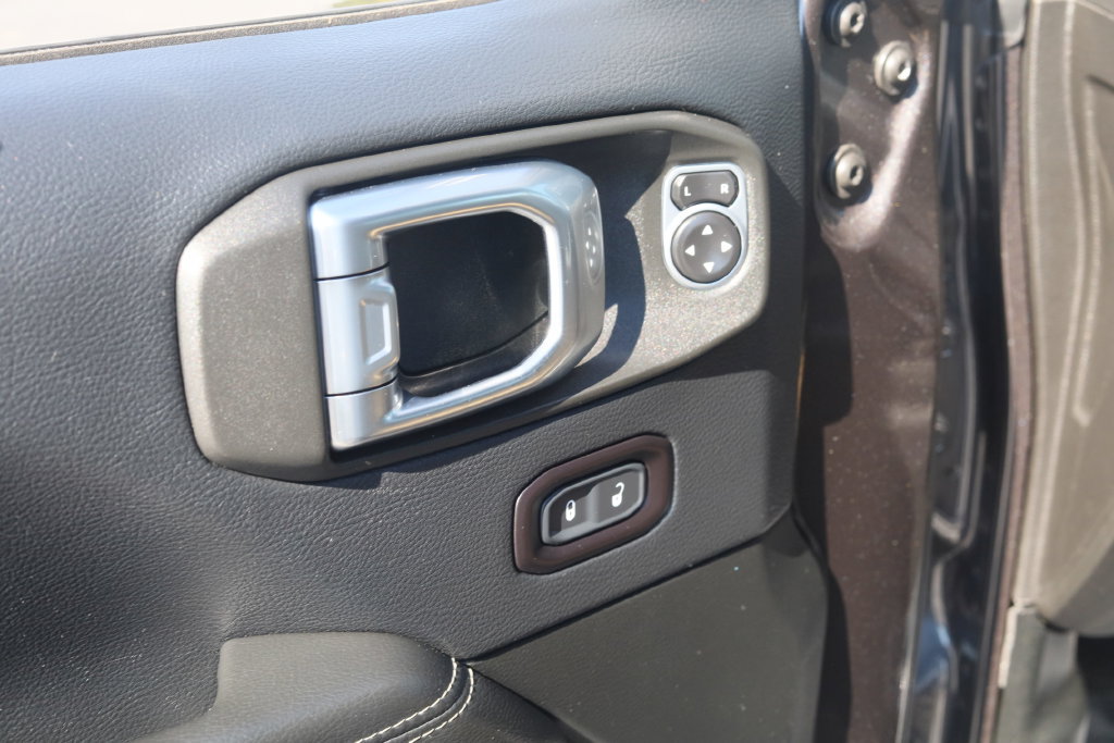 Used 2018 Jeep Wrangler Unlimited Sahara w/ Cold Weather Group AWD/4WD image 33