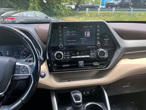 Used 2021 Toyota Highlander XLE AWD/4WD image 7