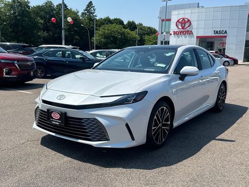 Used 2026 Toyota Camry XLE w/ Premium Package AWD/4WD image 3