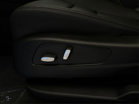 Used 2025 Cadillac XT6 Luxury image 31