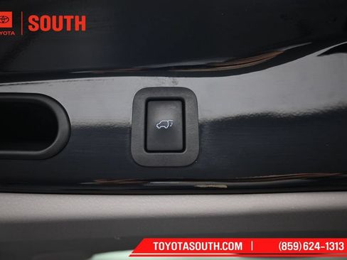 Used 2016 Toyota Highlander Limited AWD/4WD image 31