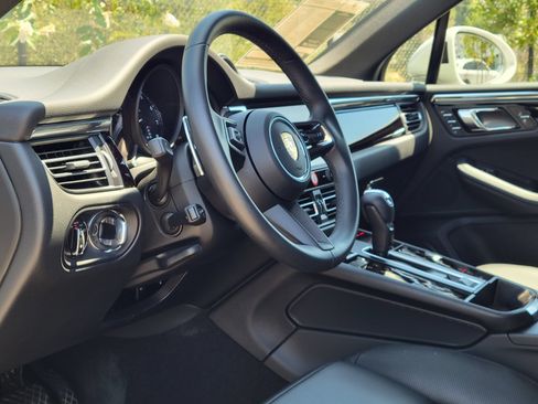 Used 2026 Porsche Macan AWD/4WD image 4