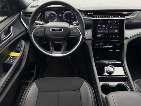 New 2025 Jeep Grand Cherokee L Altitude image 4