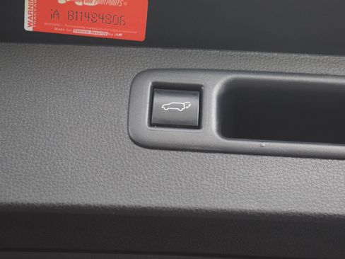 Used 2024 Toyota Highlander LE AWD/4WD image 13