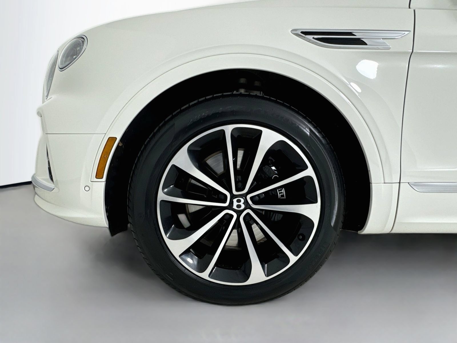 Certified 2023 Bentley Bentayga Extended Wheelbase AWD/4WD image 10
