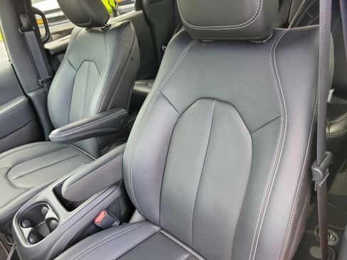Used 2026 Chrysler Pacifica Select FWD image 6