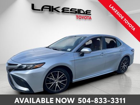 Used 2023 Toyota Camry SE image 2