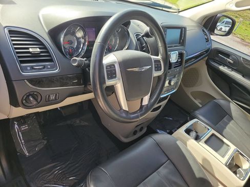 Used 2013 Chrysler Town & Country Touring-L w/ Driver Convenience Group FWD image 7