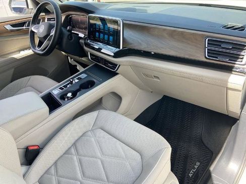 Used 2025 Volkswagen Atlas SE FWD image 24