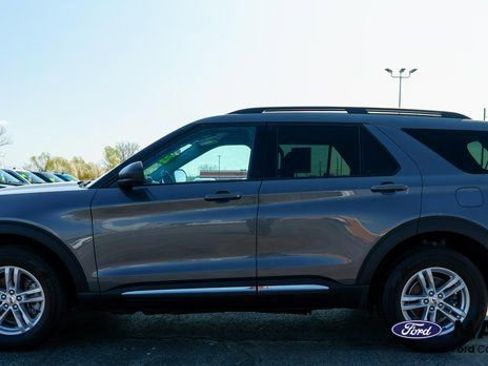 Used 2023 Ford Explorer XLT AWD/4WD image 9