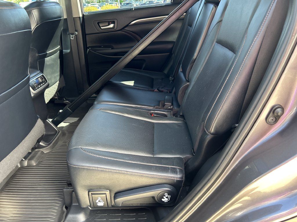 Certified 2019 Toyota Highlander Limited AWD/4WD image 29