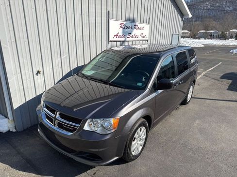 Used 2018 Dodge Grand Caravan SE w/ UConnect Hands-Free Group image 15