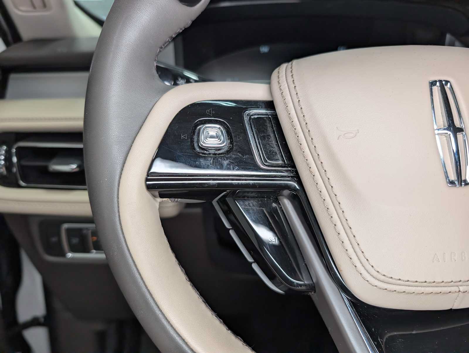 Used 2023 Lincoln Aviator AWD image 34