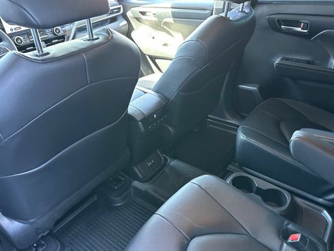 Used 2025 Toyota Highlander XLE AWD/4WD image 16