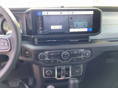 New 2025 Jeep Gladiator Sport image 17