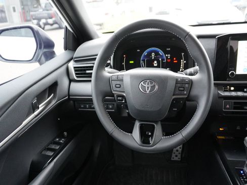 Used 2025 Toyota Camry SE image 14