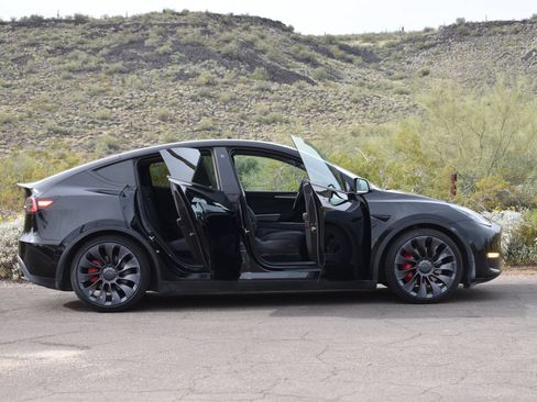 Used 2024 Tesla Model Y Performance AWD/4WD image 17