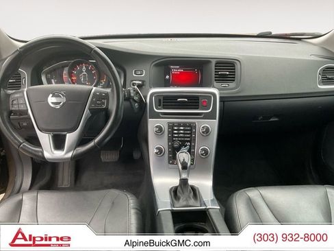 Used 2018 Volvo V60 T5 Cross Country image 10