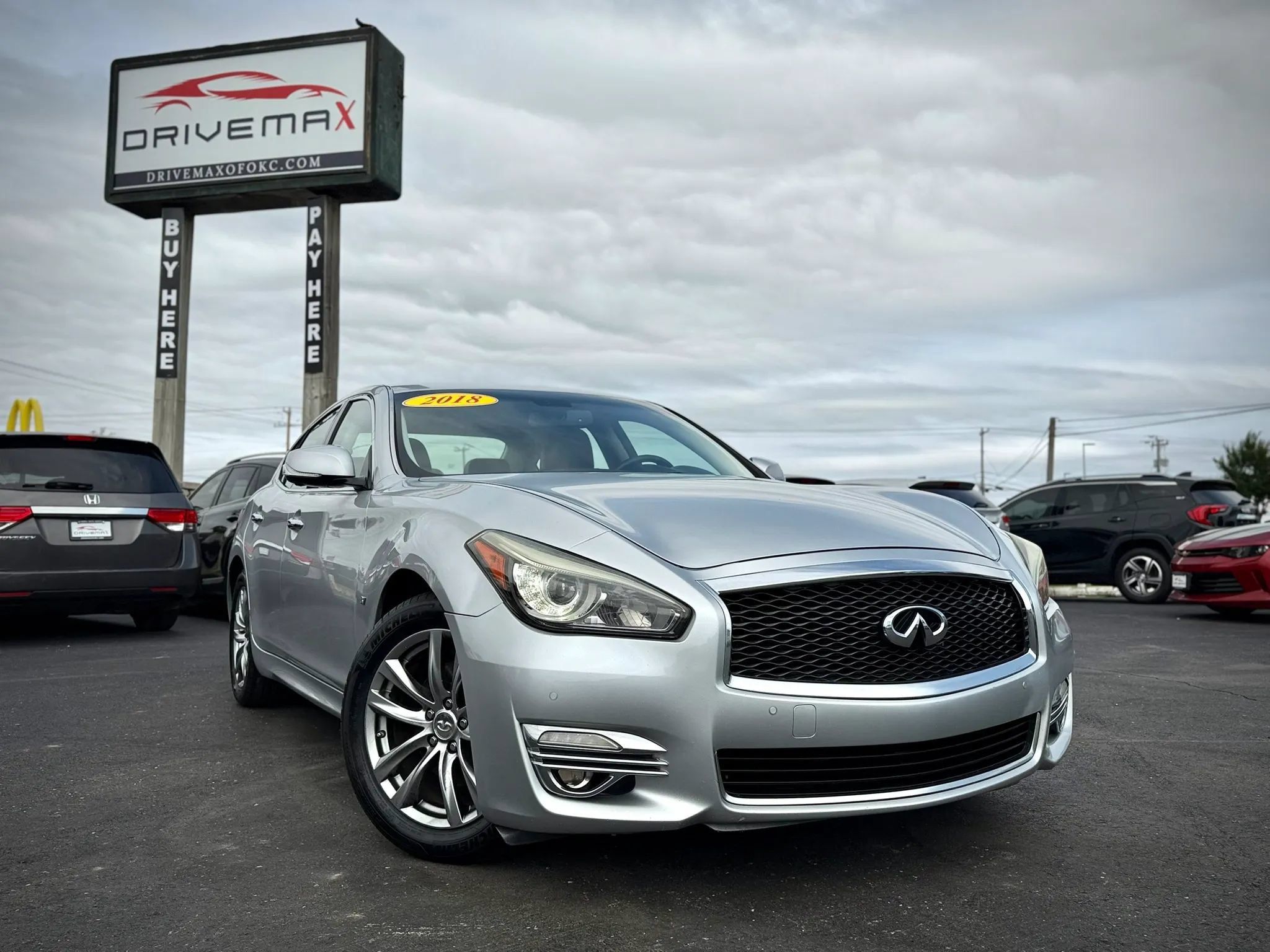 Used 2018 INFINITI Q70 Luxe RWD image 1