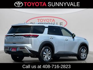 Used 2025 Nissan Pathfinder SL FWD video 3