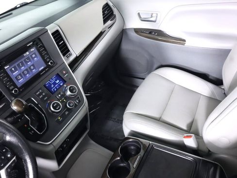 Used 2020 Toyota Sienna XLE image 29