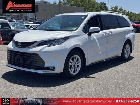 Used 2023 Toyota Sienna Limited AWD/4WD image 3