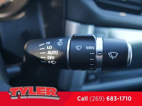 Used 2017 Jaguar XF Premium image 25