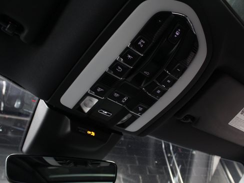 Used 2025 Porsche Macan w/ Premium Package Plus AWD/4WD image 23