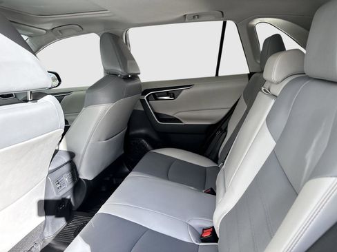 Used 2022 Toyota RAV4 XLE Premium image 31