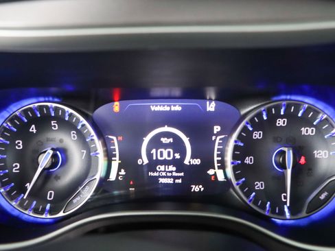 Used 2023 Chrysler Pacifica Touring-L image 15