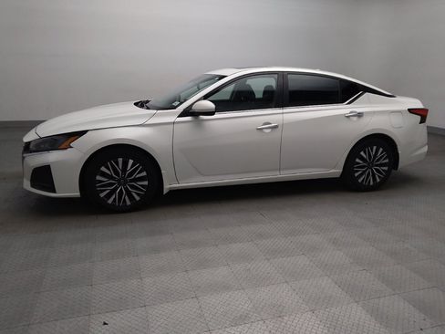 Used 2023 Nissan Altima 2.5 SV w/ SV Premium Package FWD image 2