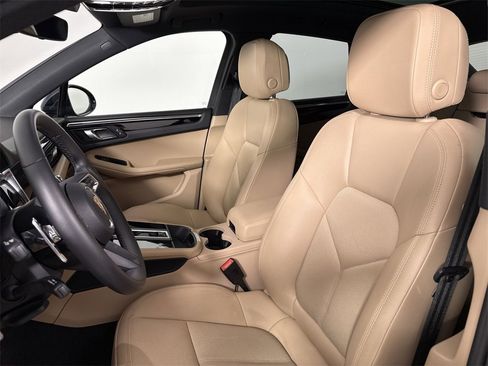 Certified 2022 Porsche Macan image 5