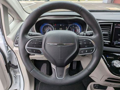 Certified 2023 Chrysler Pacifica Touring-L image 17
