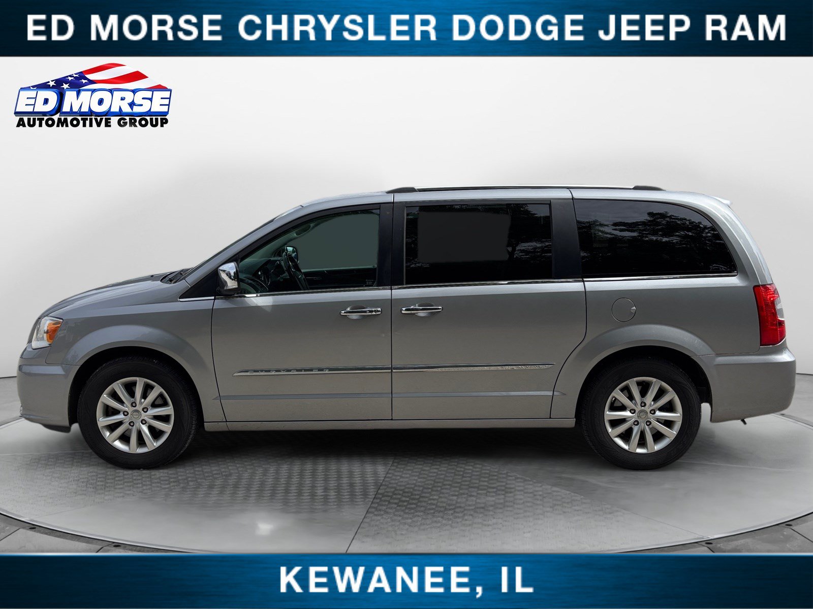 Used 2016 Chrysler Town & Country Limited Platinum FWD image 2