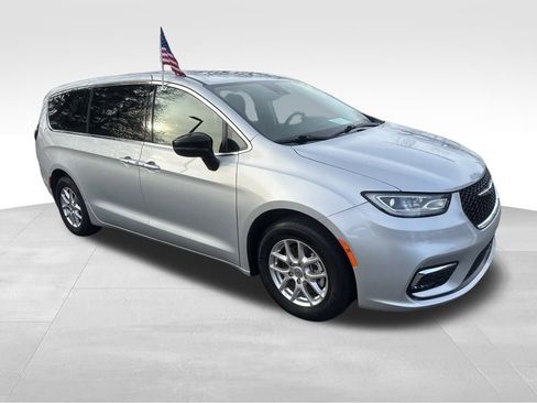 Used 2024 Chrysler Pacifica Touring-L FWD image 28