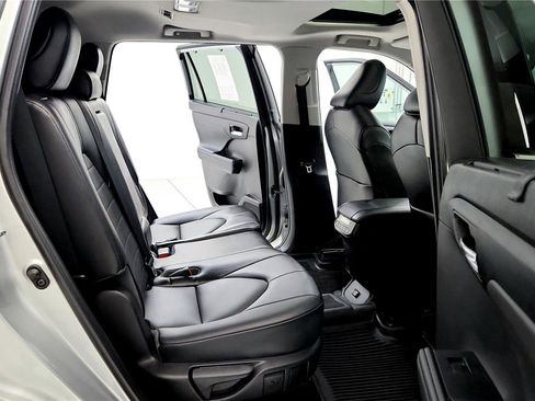 Used 2022 Toyota Highlander XLE image 15