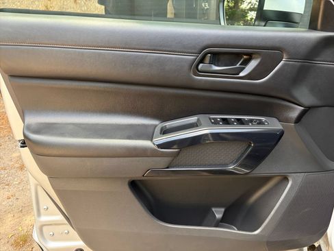 Used 2025 Nissan Pathfinder SV FWD image 18